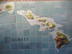 約７時間のフライトを終え無事、ホノルルに到着。

ほかの４トラベラーさんでみた有名だというタイル！
ハワイの実感が湧き出る。