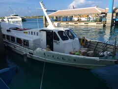 二日目、３島めぐりに出発です。
６時半にホテルで朝食を取り、歩いて１０分ほどの離島ターミナルへ
この船が西表島へ向かう高速艇です。