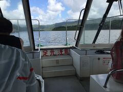 西表島の大原港に到着し、バスに乗り替え仲間川へ
仲間川マングローブクルーズです。
仲間川はとても浅く、干潮で中洲の干潟があちこちにありあまり奥までは行けませんでした。でも乗り場から６キロほど遊覧しました。