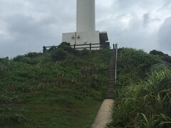 三日目、朝から雨が降ってきました。
石垣島の最西端、御神崎灯台に向かいました。