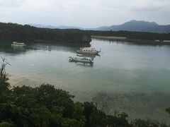 御神崎灯台から川平湾に向かいました。
初日に来たときと違って、雨上がりのため若干濁っているように見えました。