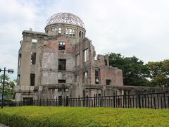 世界遺産、原爆ドーム。話を聞く中高生のグループが何組か。旅行者もたくさんいます。でも、記念撮影に笑顔でピースって...