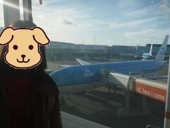 飛行機を出たところで、点呼があるため、ツアーの皆さんが揃うまでしばし待機。

と、ここでトラブル発生。人数が足りない！
乗務員の方が出てきて、「もう誰もいないよ」とのこと。

あせる添乗員さん。
ここぞとばかりに記念撮影タイムのツアーメンバー。

取り敢えず、いつまでも止まっているわけにはいかないので、前進〜。　入国審査の直前で、おろおろしてる迷子さんと無事に合流することができました！