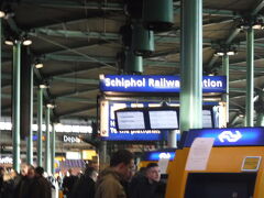 こちらの空港、駅直結です。
そのせいか、空港というより駅的な雰囲気が大きいような…