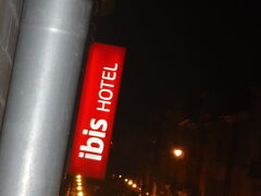 20：00。
ようやくホテルに到着です！

 雨だし、寒いし、団体行動だし…ってことで、ホテルの外観を撮ってる暇はなし！
かるがもよろしく、添乗員さんに付いていきます。