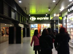 軽く荷物を片づけたあと、希望者（といっても、全員でしたが…）はスーパーにお買い物です。
こちらのスーパー［Carrefour express]は、お向かいのブリュッセル南駅の中にあります。夜21：00まで営業中。
現在20：45。みんなかなりの早足で向かってます。

ホテルから駅へは道路を渡るだけなのですが、横断歩道（と思われるもの）はあるのに信号がない…
どうやって渡るのかと思えば、強引に道路に出る → 親切な（もしくは仕方なく）車が止まる → 渡る。　
ここは東南アジアか？