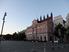 写真では閑散としていて、貸切状態で写真が撮れているようにお思いと思いますが、
このとき２１時半。

そして、このとき私の周囲にはビール瓶を持った酔っ払いがちらほらと徘徊していて、雰囲気は非常にヤバいです…