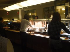 朝ご飯はビュッフェです。
こちらのホテルのブッフェは、ちょっといいビジネスホテルの無料朝食並みの品ぞろえですが、ヨーロッパのホテルでは品数が多くて評判がいいんだとか。