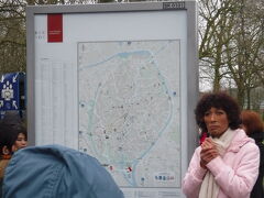 １時間半、バスに揺られて目的地に到着。

ブルージュ観光の出発点【Brugge Bargeplein】(読めない…）では、なかなか強烈なガイドさんがお待ちかねでした…。
格好や話し方も強烈なのですが、何より、トミーちゃんの上司でもある、非常に厳しい次長様にそっくりで、トミーちゃんとざわざわ。。。
でも、添乗員さんのお話によると、フダンはフツーの方だけど、ツアーメンバーが見失わないように派手な格好をしていらっしゃるとか。
そっけない話し方なのに、何を聞いても丁寧に答えてくれて、見た目以上に、印象に残るガイドさんでした。