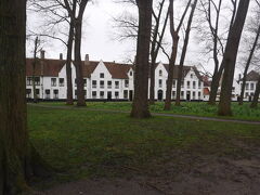 ここはベギン会修道院です。
ガイドさんが、十字軍のお話やら何やら、 すごくいろんな情報を教えてくれるのですが、たくさんありすぎて忘れた。。。
その時は「ほほう！」「へ〜ぇ！」って思ってるんですけどね。。。