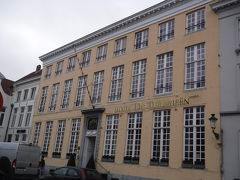 こちらは【ホテル　ドゥ　チュイルリーエン】というホテル。
オーストリア様式の建築になっていて、外観の黄色はテレジアン・イエローというそうな。
オーストリア女王のマリア・テレジアの好んだ色なんですって。
マリーアントワネットのお母様ですね。
得意な分野ですよ、ええ。ベルばら世代ですから。