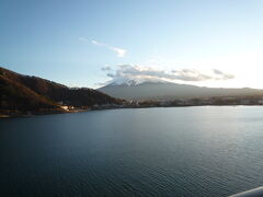 富ノ湖ホテルの部屋から見る河口湖

富士山はどうにか