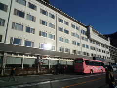 富ノ湖ホテルに宿泊

全室、河口湖と富士山が眺められると思います。それだけでも、お薦めでしょうか。
我々を除くと全てが中国人の観光客でした。
想像してたよりは、静かな団体客でした。
食事は朝夕とも、食堂でのバイキングでした。味は普通。
住所：〒401-0303 山梨県南都留郡富士河口湖町浅川５５
電話： +81 555-72-5080