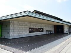 こちらが九州陶磁文化館

小高い丘の上にあります