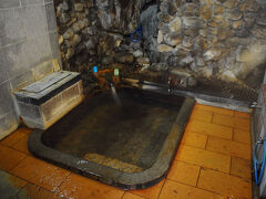 浴室は狭かったが、清潔な感じである。湯は河原の湯源泉で、やはりかなり熱めであった。もちろん掛け流しであり、奥の岩の隙間からも熱い湯が染み出し、湯船に流れ込んでいた。四万の湯は、草津、日光と共に、国民保養温泉第１号に指定されたほどの湯で、その名の由来は、四万もの病に効くと云われたからである。