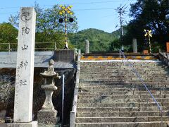 来てみてビックリ!!

参道に踏み切りがあるのです　この階段上り


