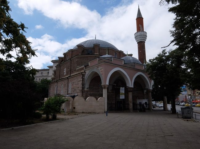 72日目（2016/7/18）<br />10:21<br /><br />おはようございます。<br />この日はソフィア一日観光。<br /><br />宿泊したアレーナ・ディ・セルディカから歩いて約10分。<br />まずはイスラム教寺院バーニャ・バシ・ジャーミャへ。<br />浴場（バーニャ）に隣接しているためこの名前がついているようです。<br />しかも温泉だったようです。<br /><br /><br />バーニャ・バシ・ジャーミャ<br />見学自由