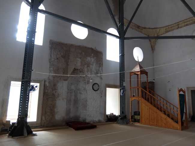 がらーん。。<br />中は工事中！？<br /><br />ミンバルはあるけど足組みがいかにも工事中だし、ミフラーブもはがされたように見える。。