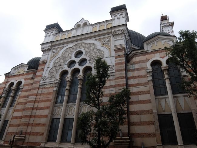 近くにはユダヤ教寺院のシナゴーグもあります。<br />内部見学不可でした。。