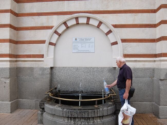 ヨーロッパ各地でよく見るペットボトルに水を汲んでいる光景。<br /><br />看板によると、ミネラル分を多く含む水が湧き出ているとのこと。<br />近くのモスクにかつて温泉浴場があったと書きましたが、今でも湧き出しているということなんだとか。<br /><br />ちなみに1リットル当たりカルシウムが48.81mg、マグネシウムが5.47mgなので、硬度は約144と立派な硬水。<br />飲みたい方はご自由に。。