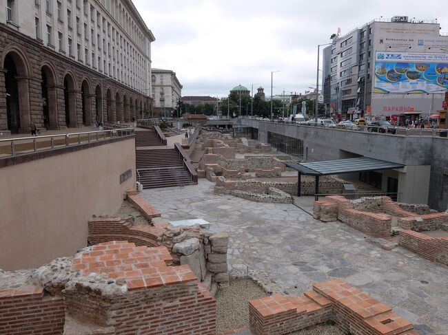 10:49<br /><br />そのすぐ近くにはセルディカの遺跡が。<br />ここは地下鉄セルディカ駅に隣接しており、出入り口は写真右奥にあります。<br /><br />ちなみにメトロ1号線ではセルディカ駅、2号線ではセルディカⅡ駅と表記されていました。<br />ちょうどここが乗換えポイントです。<br /><br /><br />セルディカの遺跡<br />見学自由