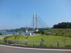 生名島に入りました。渡ってきた橋を見ながら坂を下ります。