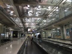 スワンナプーム空港はとってーも広いのです。
通路にバッテリーチャージできるところも何箇所か見かけましたが、
壊れて充電できないところも多々あり。汗