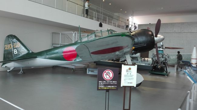 一方別のところにはなんと「ゼロ戦」の実機が。翼の部分の一部は布でできているとか。