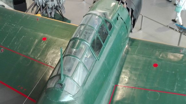 コックピットを拡大。案外狭い。