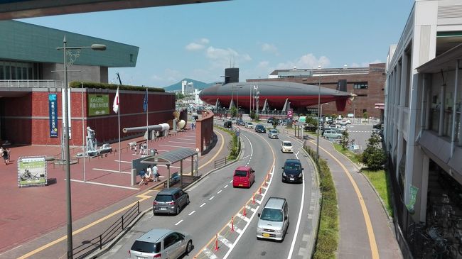 …ので船に乗る前に撮影した写真で全景を。車とのサイズの差がすごい。