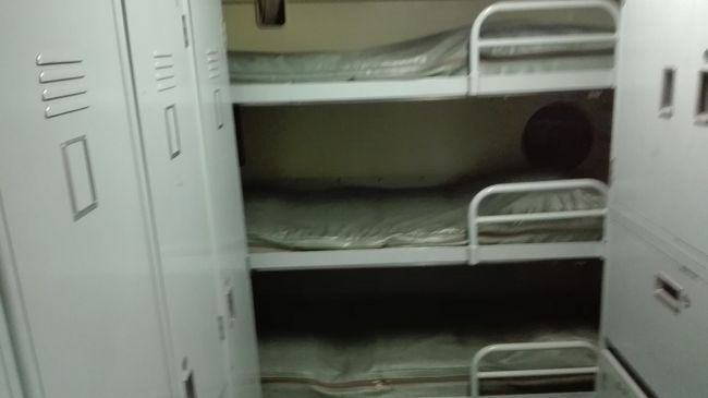 ベッドはこんな感じ。B寝台のようである。