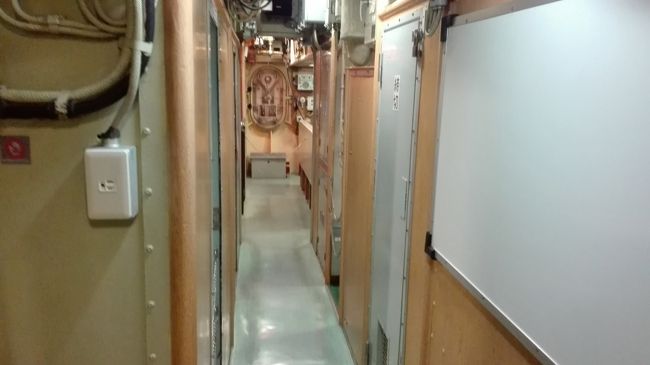 潜水艦の宿命かものすごく狭い。軍事機密の宝庫であるため公開エリアは少なかったが仕方ない…というかいくら退役したからって本来公開してはいけないものである。