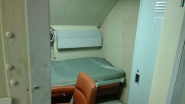 艦内で唯一の個室という艦長室。機密保持などの観点から艦長室は個室でなければならないのだろう。青函航路の戦時標準船、第五青函丸の建造時にも暗号保管の観点から艦長室だけは個室で残されたという話がある。