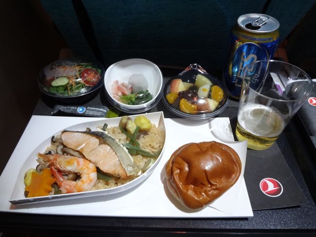 8月10日　21:30発のトルコ航空で関空を発ちます。<br />イスタンブールで乗り継ぎ、リスボンへ。<br /><br />出発100日前から飛行機の座席予約ができるので、トルコ航空に電話で座席の予約をしたのですが、とれていなくて、ひともめありました。<br />リスボン→イスタンブールでは、主人と席が離れ離れでした。<br />幸先悪い感じ。