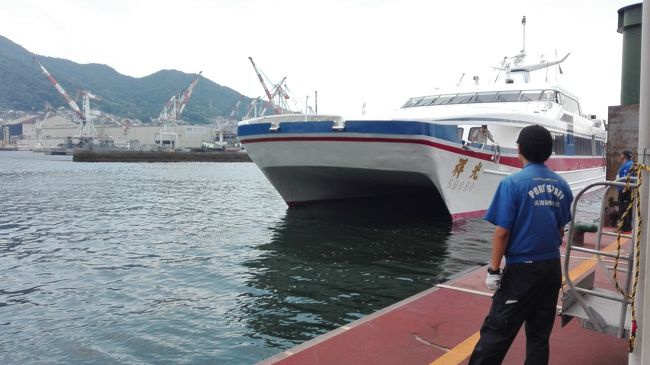 スーパージェットがやってきた。これで松山観光港へ向かう。<br />船内はそれなりに混んでいた。ジェットフォイルと同じような感じである。音戸の瀬戸も通過。本当に狭くて両岸が迫る。<br />ところが途中で多少遅れがあったようで10分遅れで松山観光港到着。何の案内も無かったので焦った。道後温泉行のリムジンバスには間に合わず。仕方がないので高浜駅まで歩く。