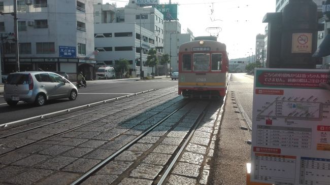 大手町で路面電車に乗り換え。道後温泉まで乗る。実はこの2000形京都市電からやってきた京都の市電戦士である。梅小路公園の京都鉄道博物館前に保存されている車両もこの2000形なので梅小路公園を訪れた際はぜひ。<br />ということで再び市電戦士に揺られて道後温泉へ。長い長い坂を上がってホテルにチェックインしてこの日の旅は終わり。