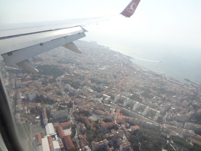 オレンジ色の街並み。<br />ヨーロッパに来たという感じで、わくわくしてきます。<br />