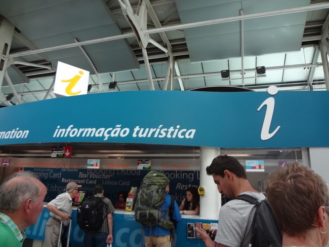 空港に到着し、インフォメーションで、タクシーバウチャーとリスボアカード24時間を購入しました。<br />ホテルは地下鉄のバイシャシアード駅の近くだったので、地下鉄で行くか、タクシーで行くかでした。<br />到着ロビーからのタクシーは、ぼったくりがあるので、出発ロビー前でタクシーを捕まえるか、割高になるが、タクシーバウチャーを購入するかがよいみたい。<br />荷物もあるし、タクシーがいい。<br />出発ロビーまで上がってタクシーに乗ればと思っていたが、慎重派の主人は、はじめから失敗はしたくないというので、無難にタクシーバウチャーを選択しました。<br />インフォメーションセンターで購入すると、タクシーの運転手さんが、インフォメーションセンターまで迎えに来てくれます。<br />タクシーバウチャーは、23ユーロでした。<br />日本でタクシー乗ることを考えたら、安いから、まあ、いいか。