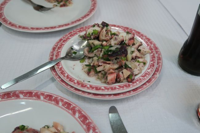 まずは、ランチに行こう。<br />コルメシオ広場の近くのBaleal　バレアルでいただきました。<br />タコサラダ。タコがやわらかかった。