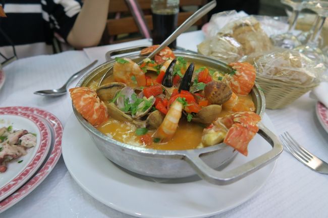 シーフードアロッシュ。<br />すごい豪華。えび3種類、カニ、貝など盛りだくさん。<br />魚介の出汁も出ていておいしかった。<br />でも、全部は食べきれず。ごめんなさい。<br />主人はデザートの果物も美味しそうだといっていたが、さすがに食べられなかった。<br />ビールも飲んで、50ユーロくらい。<br />ちょっと豪華なランチになってしまいました。<br />でも、最初に美味しいものが食べられえてよかった。<br />