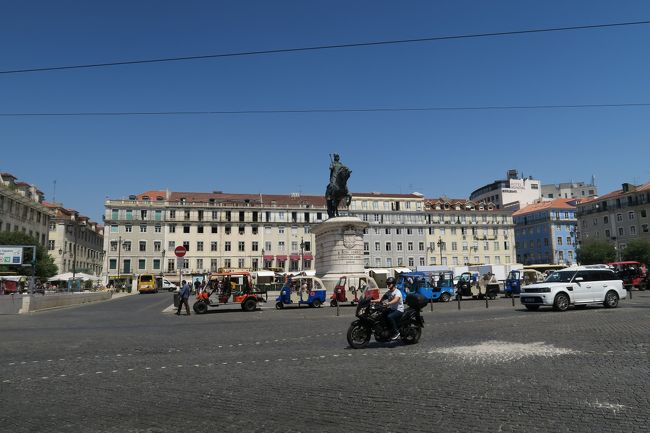 どこ行こうか。<br />リスボン史の象徴らしいサンジョルジェ城にでも行ってみるかということになり、<br />フィゲイラ広場からバスでサンジョルジェ城に向かいます。<br />駅でプリペイドカードを購入し、5ユーロチャージしました。