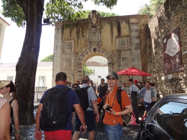 サンジョルジェ城の入り口。<br />入場料8.5ユーロ