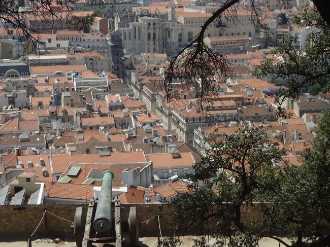 大砲なんか置いてあります。