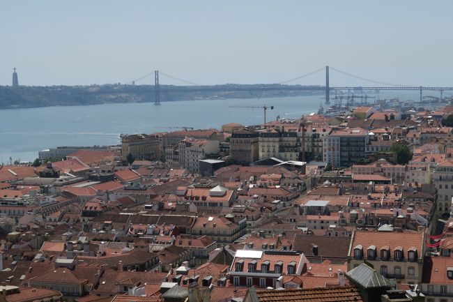 高台にあって、景色はよいです。<br />遠くに4月25日橋、クリトレイが見えます。<br />本当は夕日の時間がよいらしい。<br /><br />暑くて暑くて、城内の売店で水を買ったら、500mlで1.5ユーロでした。<br />後でスーパーで買った水は1.5Lが20円くらいだった。