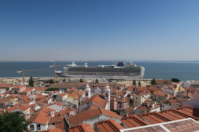 展望台からの景色。<br />テージョ川に豪華客船？が来ています。