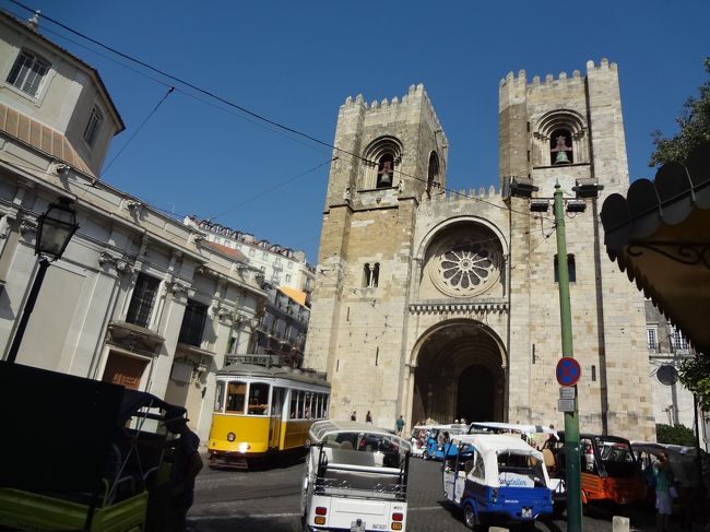 次は歩いてカテドラルへ。<br />トラムも走っていて、絵になる街です。