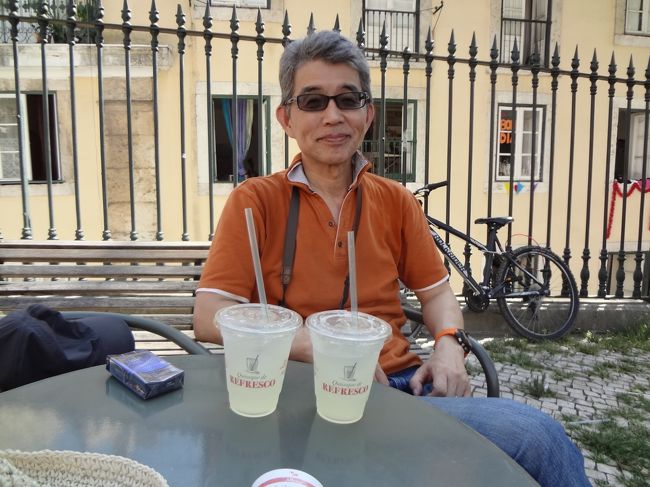 カテドラルの前の広場で休憩。<br />レモネードを飲みながら、街並みを見て過ごします。