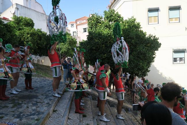 この日は、アルファマのお祭りの日でした。テレビ中継？も来ていた。<br />パレードをしていたけど、道が狭くて、人は多くて。大変そうだった。