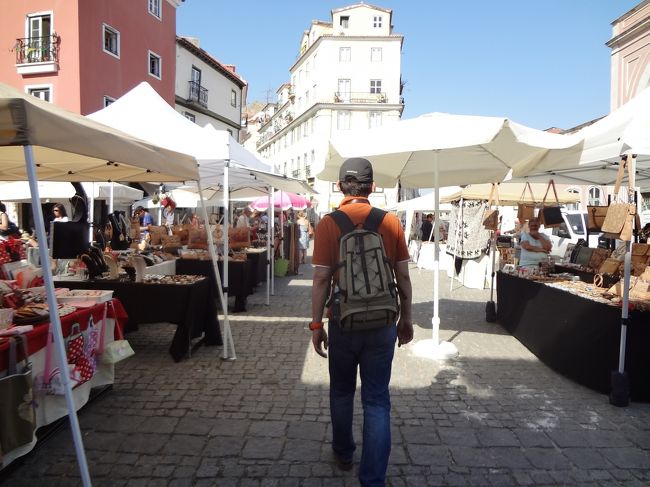 シャファリス・デ・デントロ広場に出ました。<br />露店がたくさん出ていました。<br />コルク製品やアクセサリーなどが売られていました。<br />ポルトガルの人って、やる気があるのかないのか、売ろうって感じがなくて、見ていても押し付けたり、勧めてきたりしないからいい感じ。