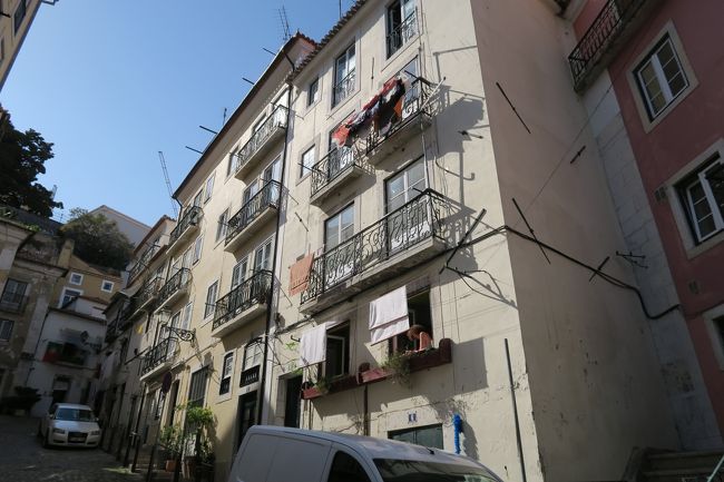 民家。<br />洗濯物はすべて平干し？っていうの。<br />日本のような洗濯リングはありません。